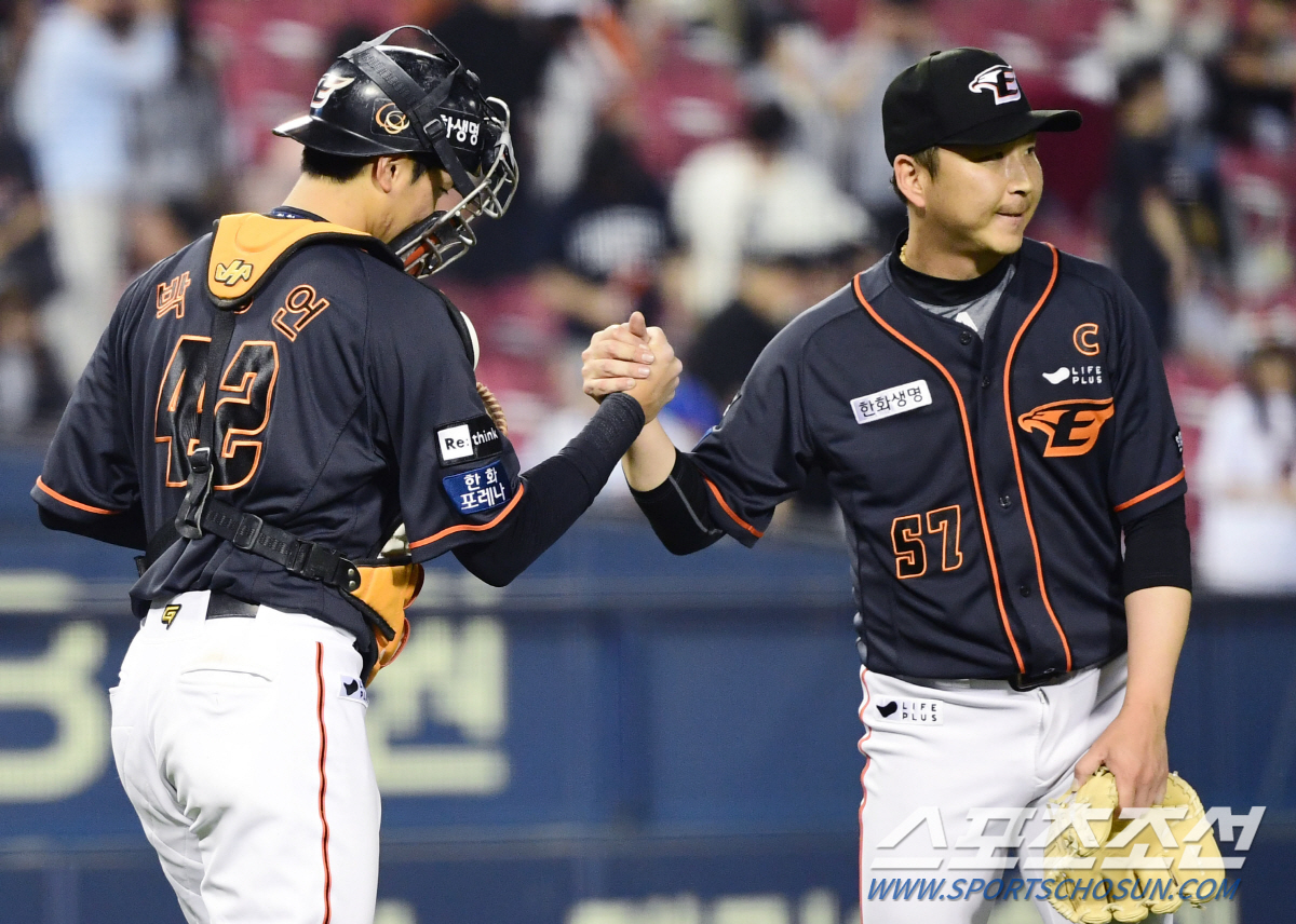 90억 FA로는 부족했나... 5월 ERA 1위인데 승률 간신히 5할..…