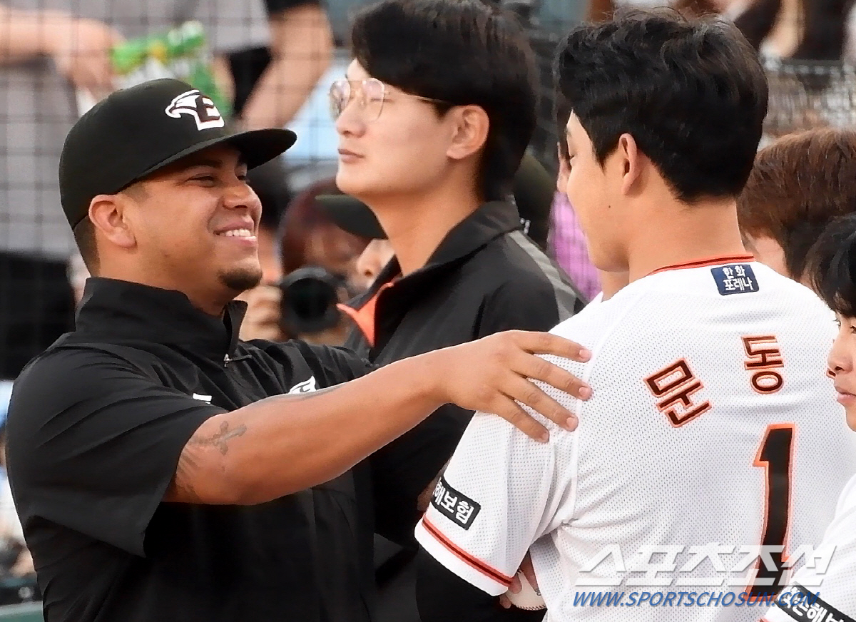 '대전 왕자 매력에 푹 빠졌네' 문동주 곁을 떠나지 못한 산체스, '동주…