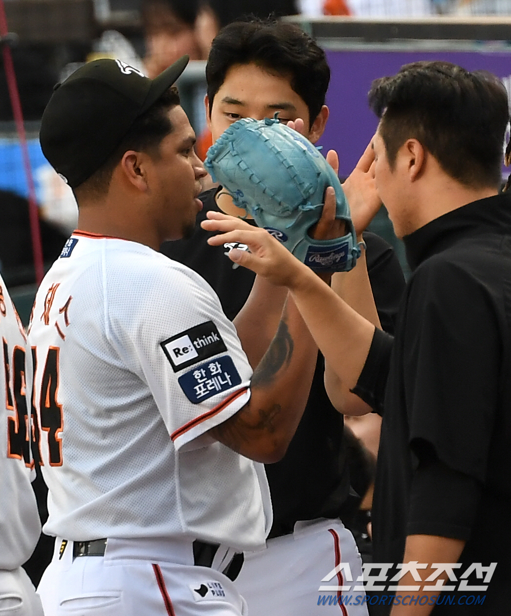'대전 왕자 매력에 푹 빠졌네' 문동주 곁을 떠나지 못한 산체스, '동주…