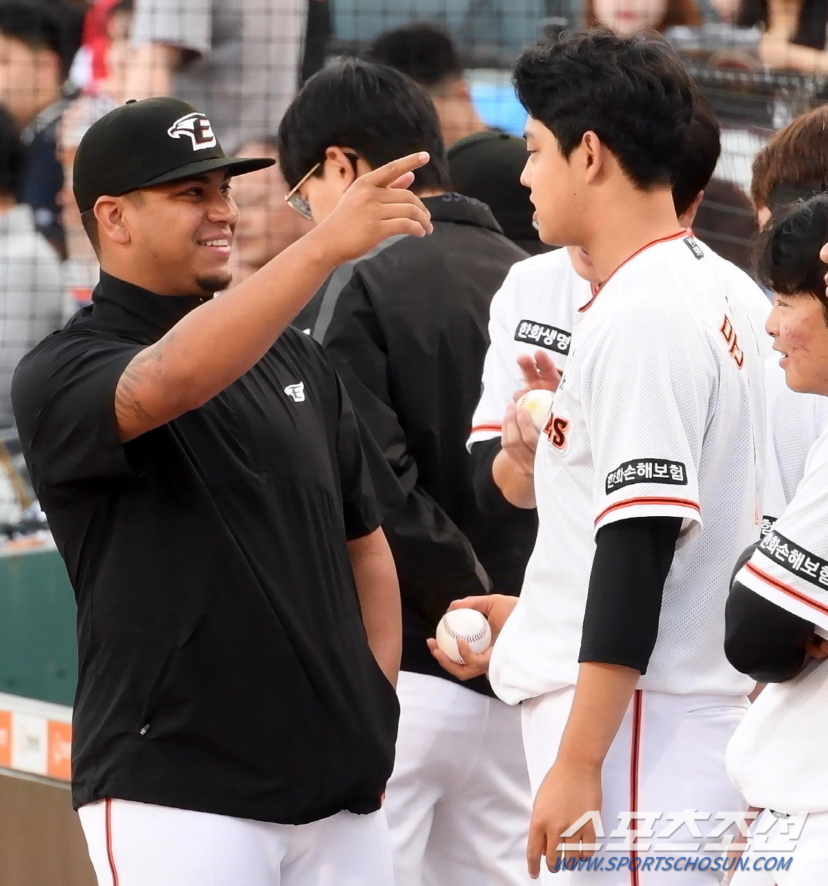 '대전 왕자 매력에 푹 빠졌네' 문동주 곁을 떠나지 못한 산체스, '동주…