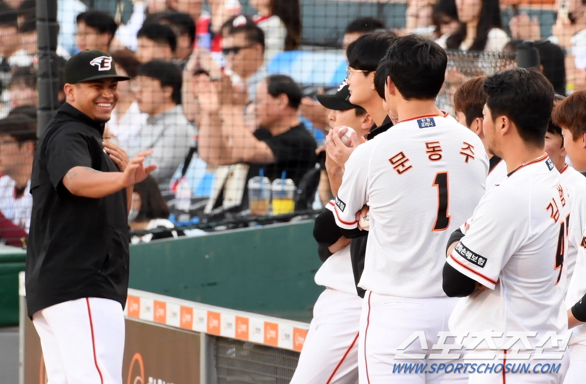 '대전 왕자 매력에 푹 빠졌네' 문동주 곁을 떠나지 못한 산체스, '동주…