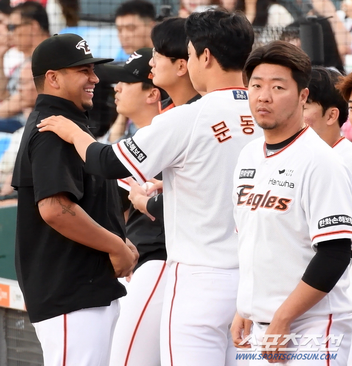 '대전 왕자 매력에 푹 빠졌네' 문동주 곁을 떠나지 못한 산체스, '동주…