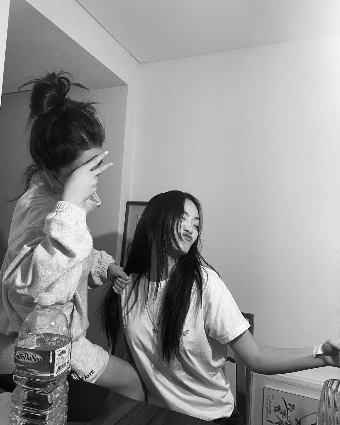 송혜교, 15살 어린 절친 꼭 안고 스킨십...절친 앞에선 폭풍 애교