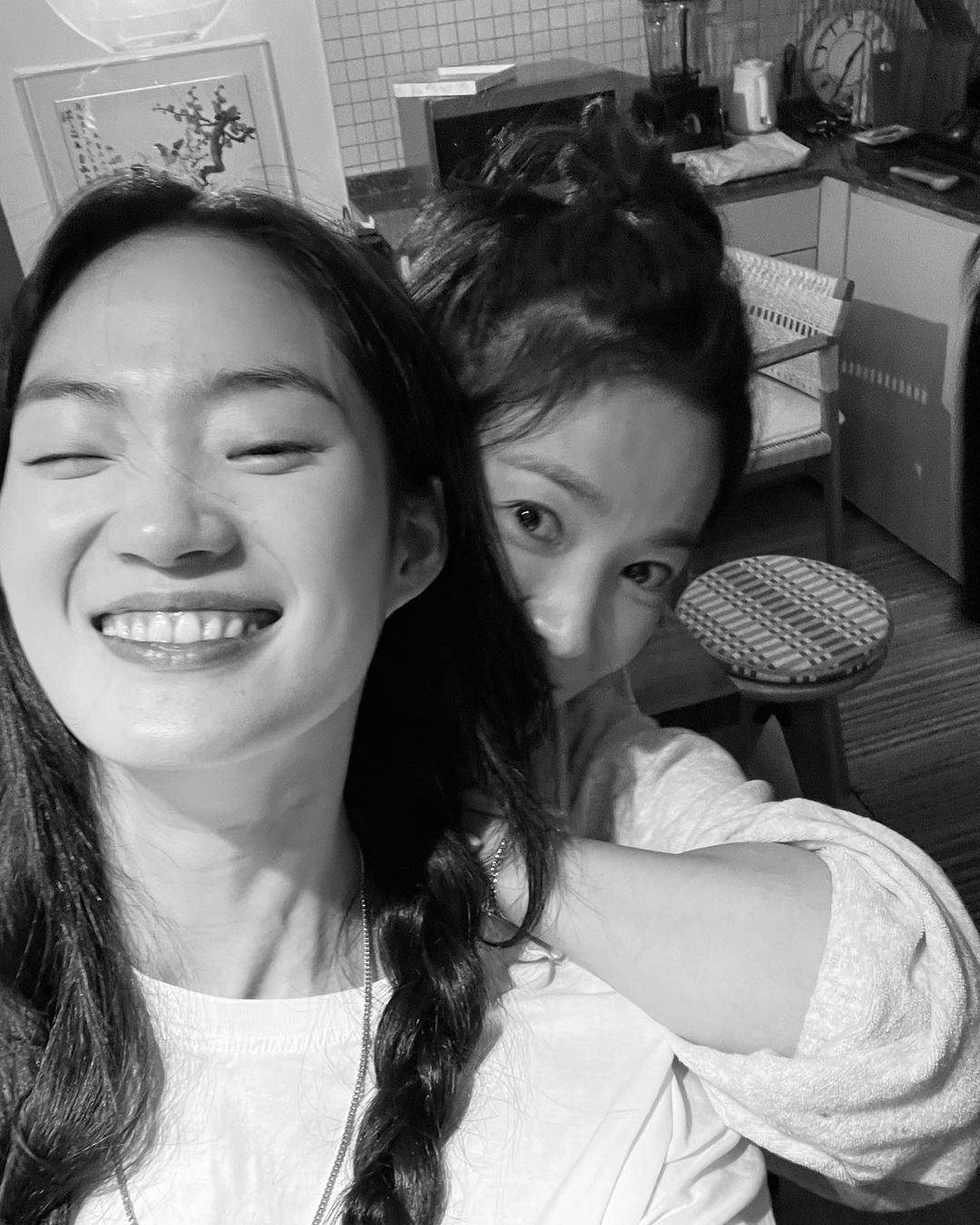 송혜교, 15살 어린 절친 꼭 안고 스킨십...절친 앞에선 폭풍 애교