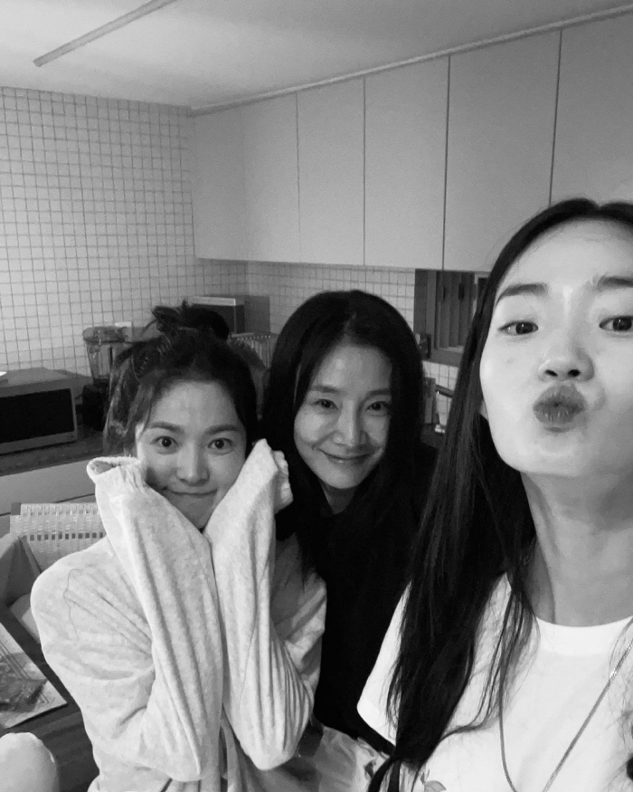 송혜교, 15살 어린 절친 꼭 안고 스킨십...절친 앞에선 폭풍 애교