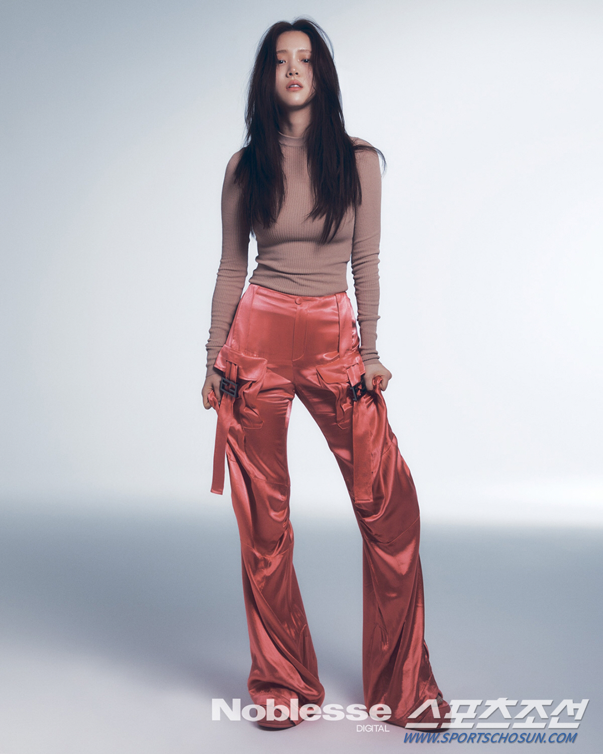 '인기가요' 김지은, 속옷은 어떻게 감춘거야? 파격 화보로 강렬한 매력 …