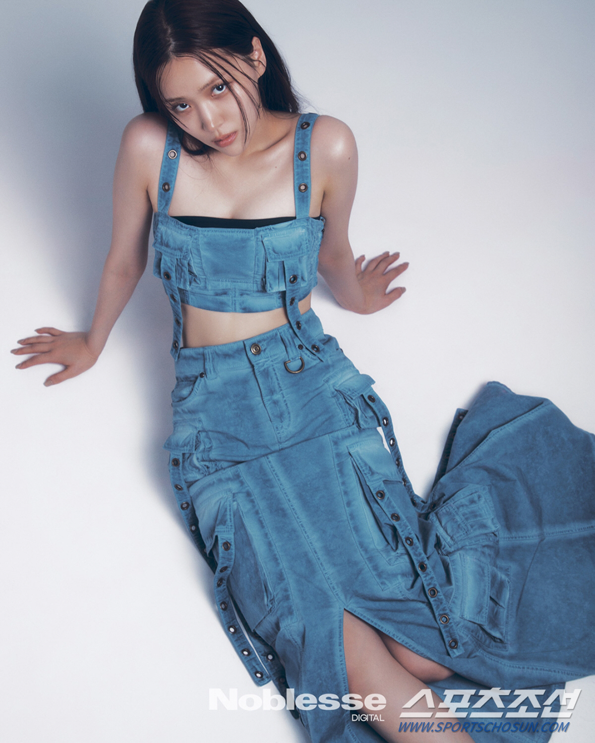 '인기가요' 김지은, 속옷은 어떻게 감춘거야? 파격 화보로 강렬한 매력 …