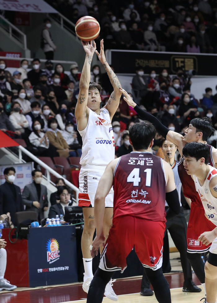 반전, 또 반전 '역대급 시나리오' 완성...SK-KCC 벌써 우승 경쟁…