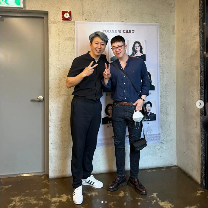 피오, 해병대 생활 중 반쪽 됐다…휴가 중 빛나는 턱선