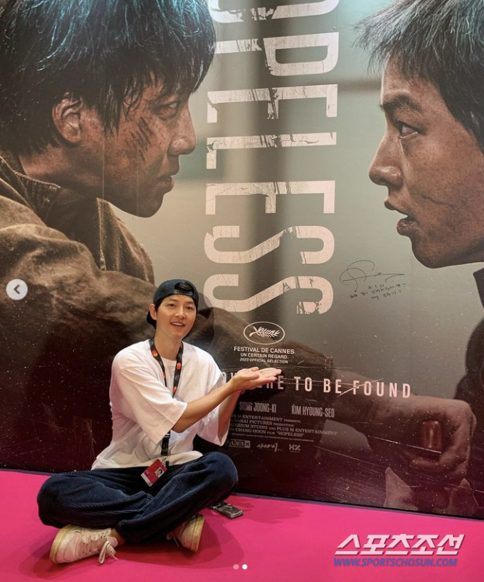 '칸 입성' 송중기, ♥케이티는 어디에? 홀로 '화란' 포스터 앞에서 기…