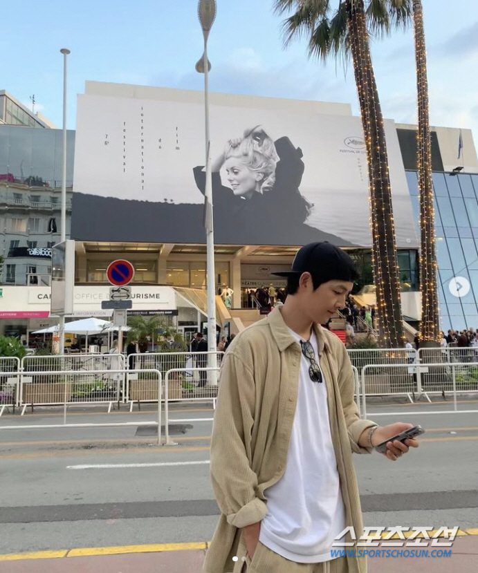 '칸 입성' 송중기, ♥케이티는 어디에? 홀로 '화란' 포스터 앞에서 기…