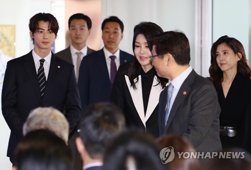 (서울=연합뉴스) 임헌정 기자 = 김건희 여사가 23일 서울 중구 한국관광공사 홍보관 '하이커 그라운드'에서 열린 K-관광 협력단 출범식에 이부진 한국관광의 해 위원장(오른쪽), 한국방문의 해 홍보대사인 배우 차은우(왼쪽) 등 참석자들과 입장하고 있다. 2023.5.23 kane@yna.co.kr