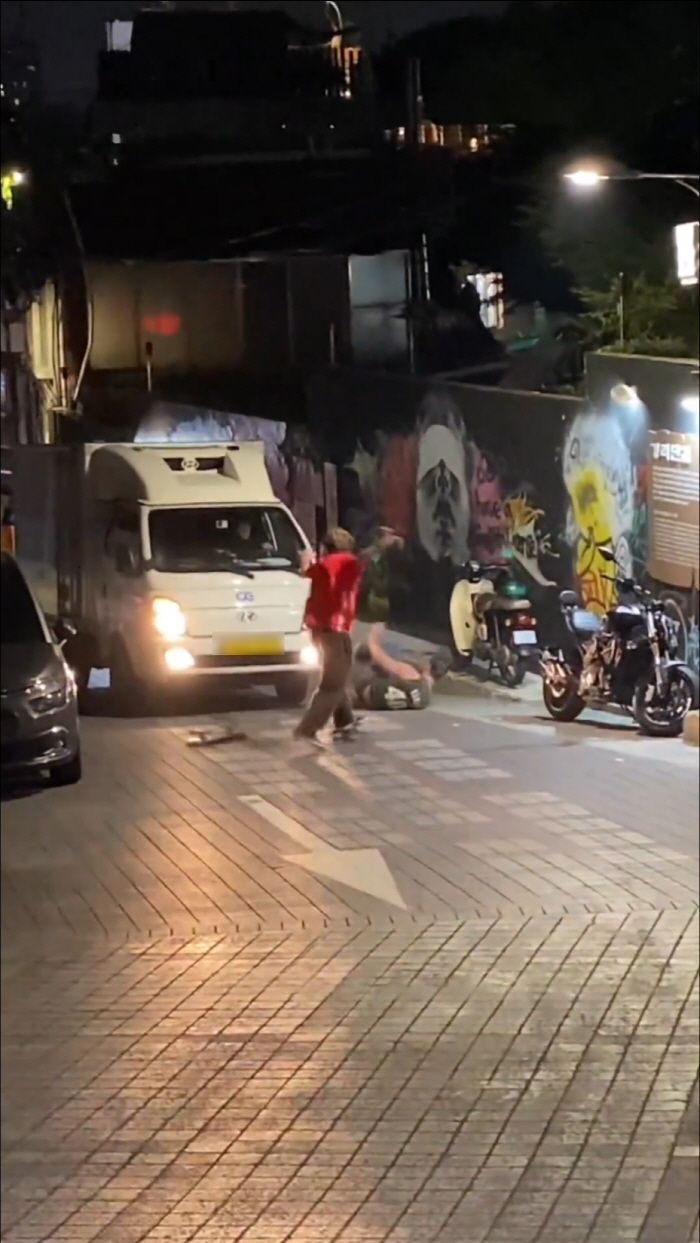 이태원 비탈길서 보드 역주행 외국인 男 2명…트럭에 부딪혀도 "낄낄"