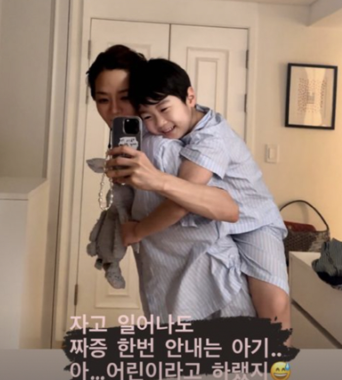 채림, 아들과 커플 잠옷 입고 행복…싱글맘이어도 '남부럽지 않게 키우는 …