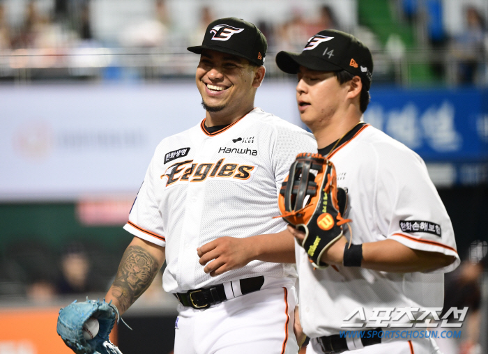 'KKKKKKKK' 쾌투→KBO 첫승 외인 투수의 함박웃음 "언제나 팀 …