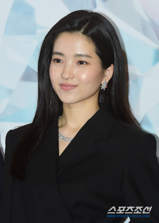 김태리, 외국어 자막 제작자를 '재능기부'로 구인...노동착취 논란에 '…