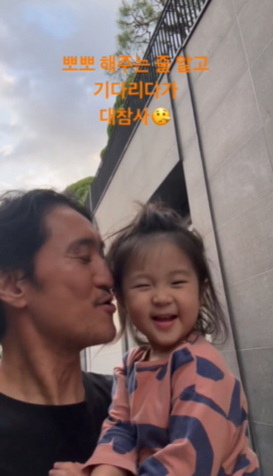 '12세 연하♥' 신현준, 딸 뽀뽀 기다리다 대참사.."아파도 좋아"