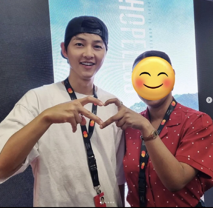 "칸에 뜬 韓 남신 손가락♥"..'예비아빠' 송중기 소탈한 팬서비스에 '…