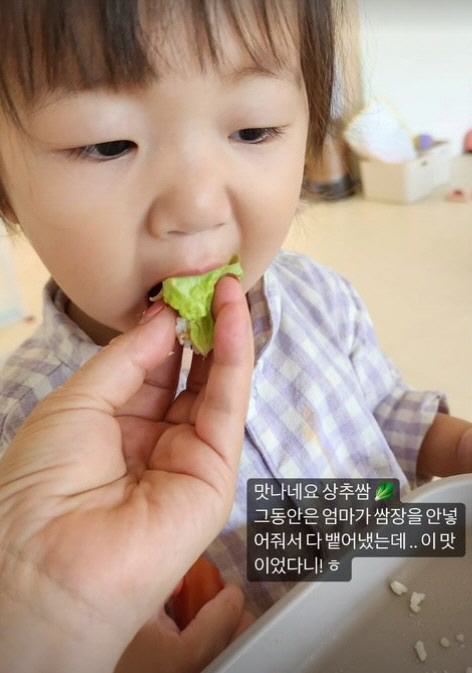 '검사♥한지혜' 딸, 22개월의 야무진 '쌈 먹방'…"쌈장 추가에 황홀"