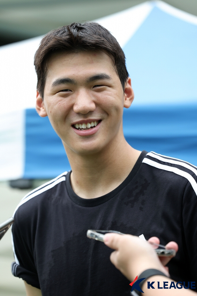 한국 사랑에 흠뻑 빠진 나폴리, '맨유행 유력' 김민재 대체자로 '제2의…
