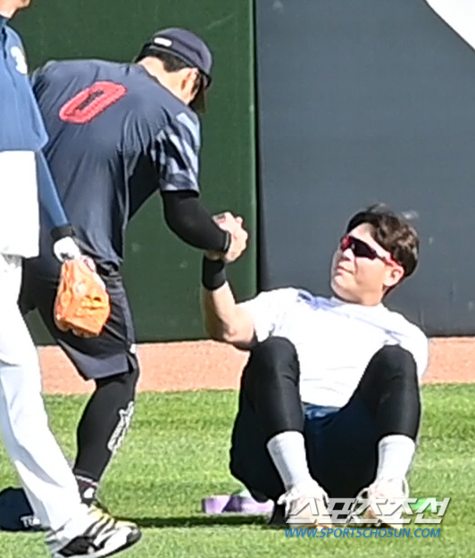 '너무 신경쓰지마~' 거인 리드오프가 만난 공룡군단 형들, 팔꿈치 통증 …