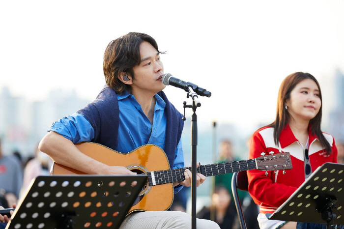케빈오, ♥공효진 러브스토리 공개…고백→프러포즈('원더 버스킹')