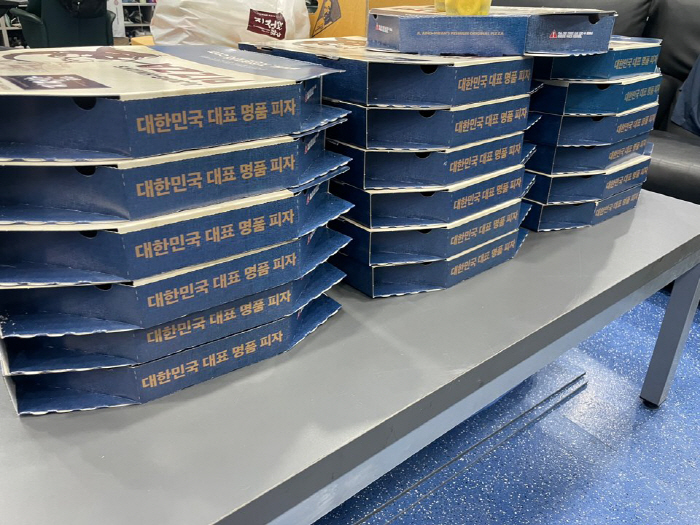 "130승, 나 혼자만의 기록이 아니다" 두산 라커룸에 도착한 피자 서른…