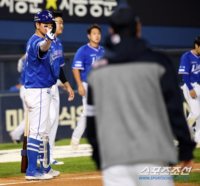 '친구야, 축하해' 롯데 입단 동기도 손하트 척~ 세월도 막지 못한 19…