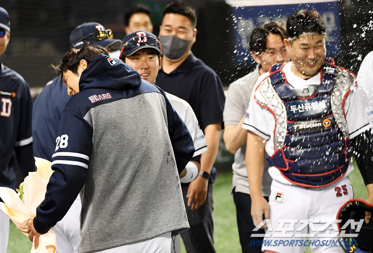 '친구야, 축하해' 롯데 입단 동기도 손하트 척~ 세월도 막지 못한 19…