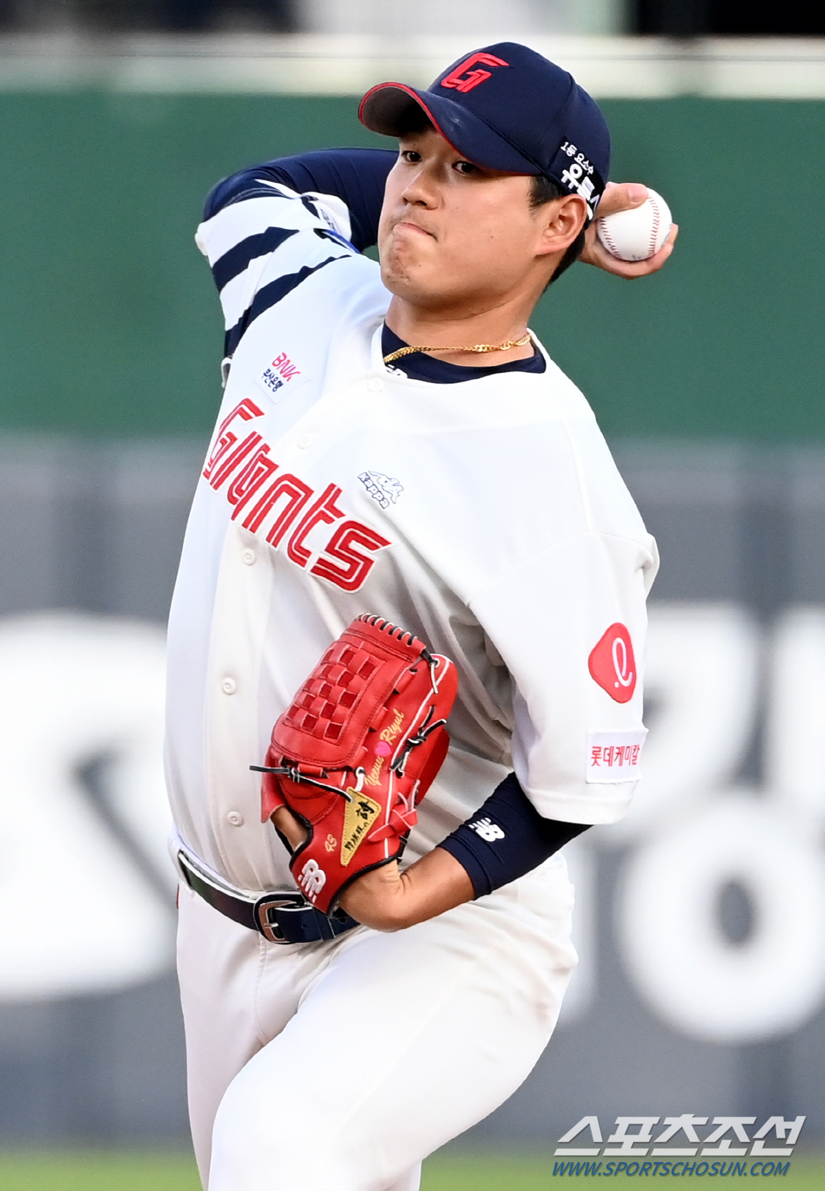 '캬~이거지' 경기 전부터 불 뿜은 돌직구, 안방마님 흥나게 만든 거인 …