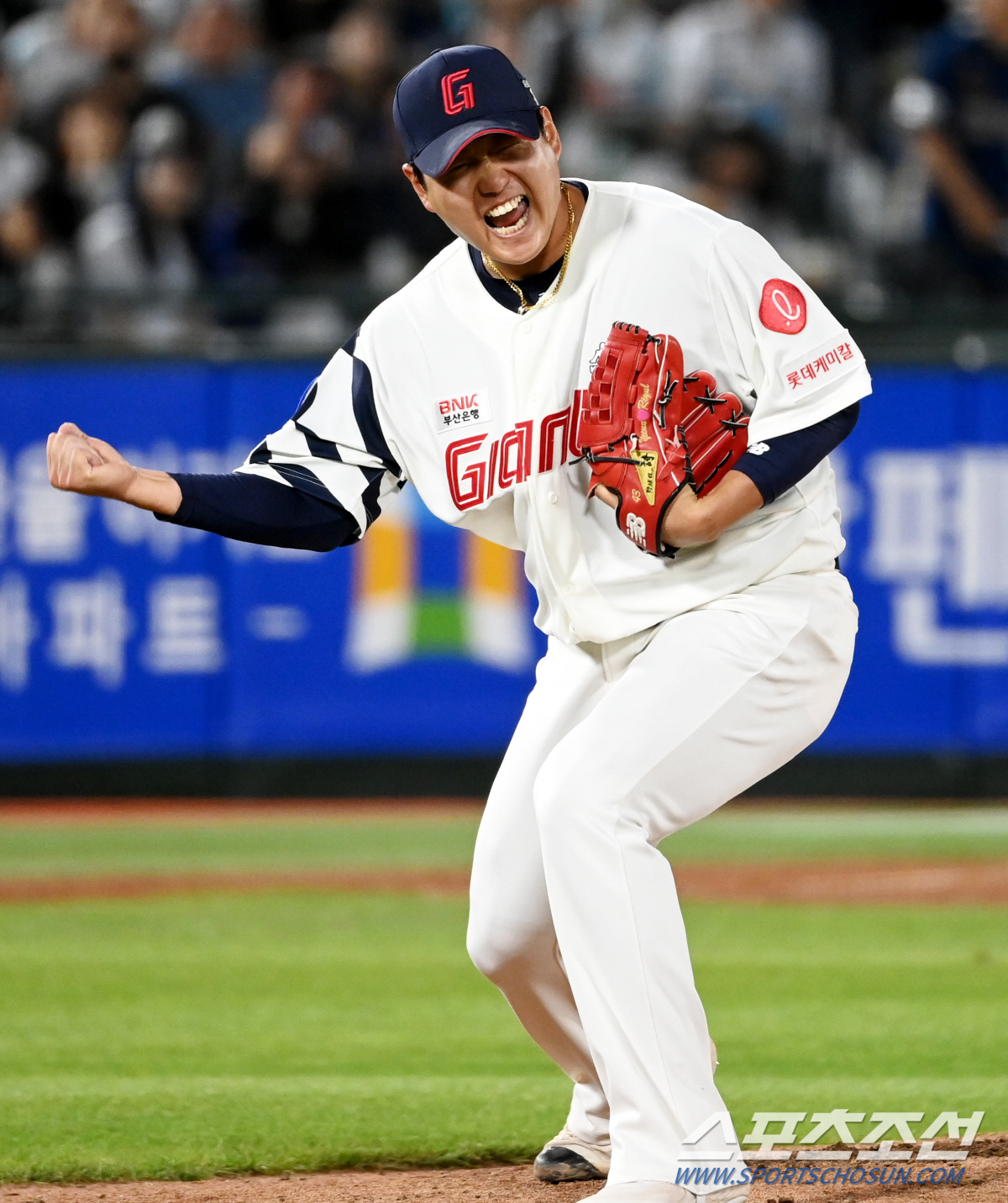 '캬~이거지' 경기 전부터 불 뿜은 돌직구, 안방마님 흥나게 만든 거인 …