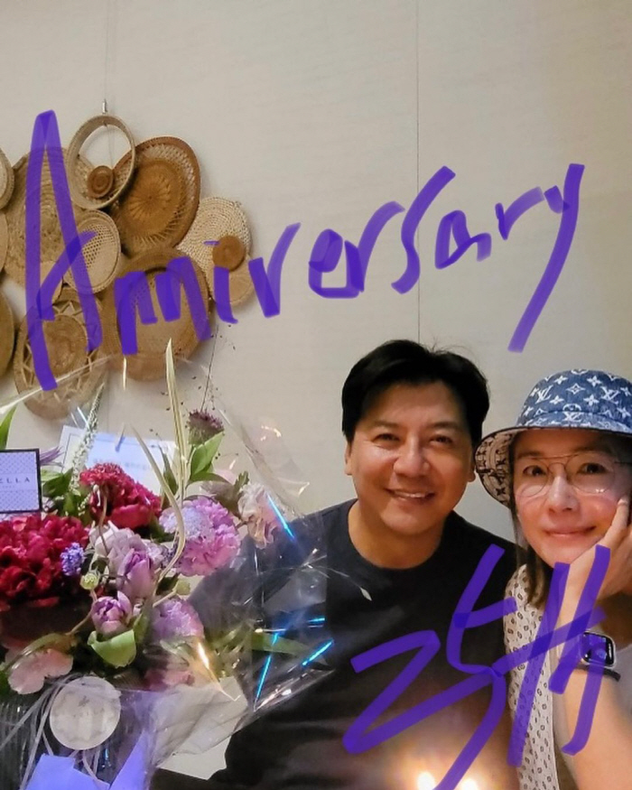 손지창♥오연수, 달달한 결혼 25주년…여전히 다정한 '원조 비주얼 부부'