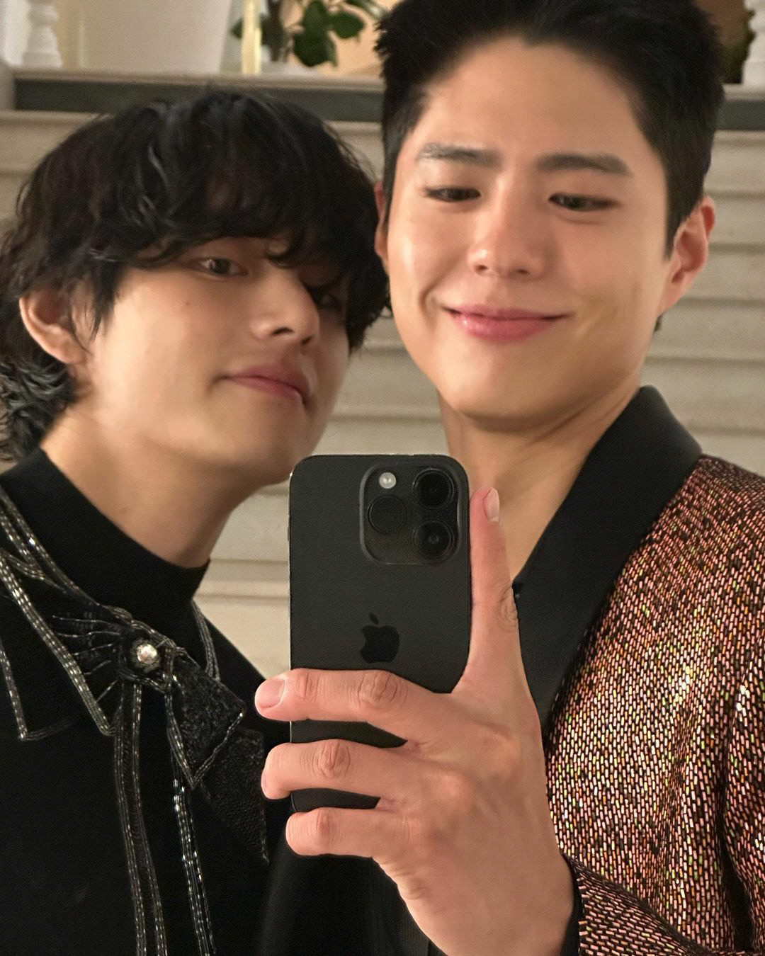 박보검X뷔, 전 세계가 열광 중인 투샷....프랑스 칸 빛낸 '월클 비주…