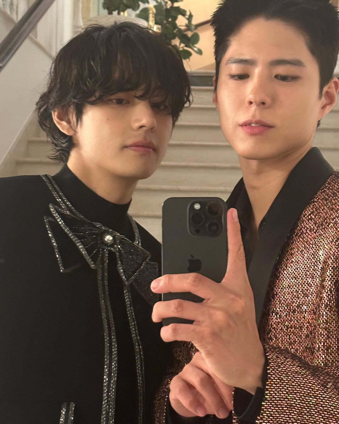 박보검X뷔, 전 세계가 열광 중인 투샷....프랑스 칸 빛낸 '월클 비주…