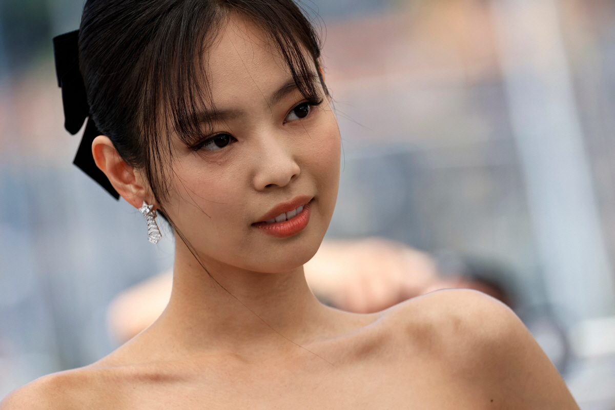 "제니! 제니!" 칸 최고 ★ 탄생 '블랙 드레스+댕기머리' 외신기자들 …