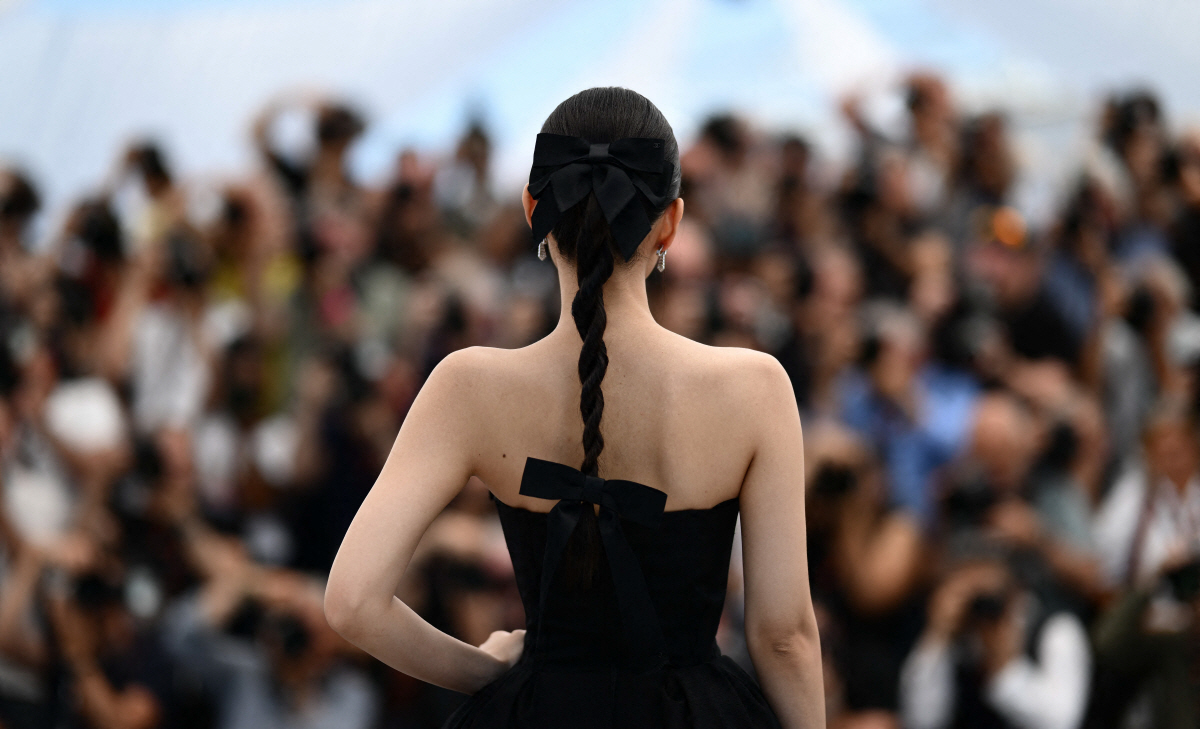 "제니! 제니!" 칸 최고 ★ 탄생 '블랙 드레스+댕기머리' 외신기자들 …