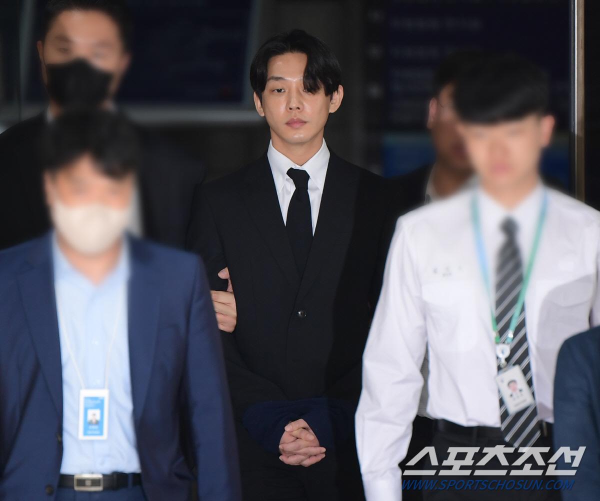'구속 기로' 유아인, 포승줄 묶인 채 유치장 行 "마약 후회한다" [종…