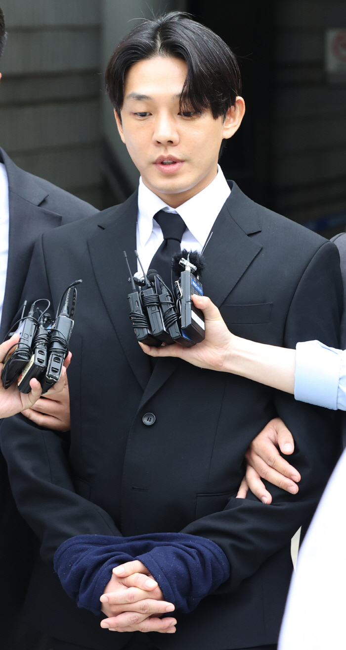 [종합] "마약 인정, 후회하고 있어"…유아인, 구속심사 종료→포승줄 묶…