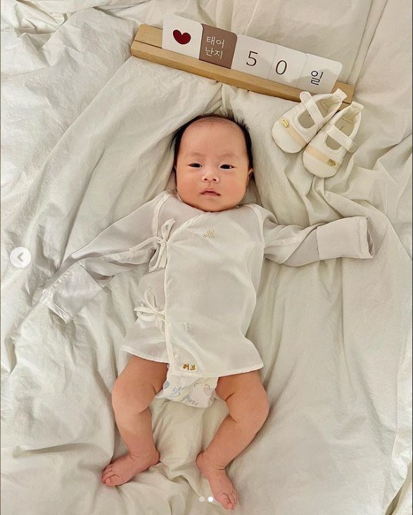 '정담♥' 허니제이, 50일 된 딸에 애정 뚝뚝…"딸램 50일 축하"