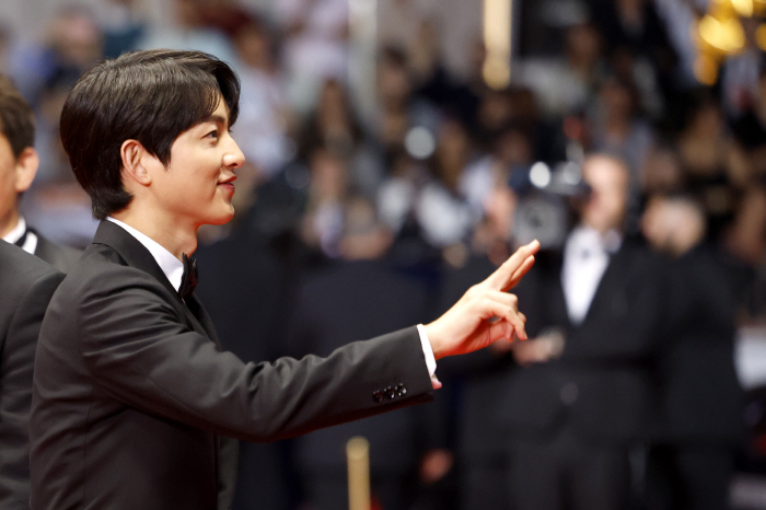 [종합] "♥케이티와 레드카펫 무산됐지만"…송중기, 고대하던 칸 화려했던…