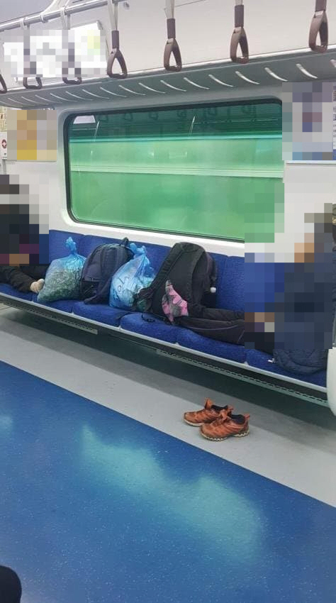 '신발 벗고, 다리 올리고'…지하철 좌석 한 줄 통째로 독점한 민폐 승객