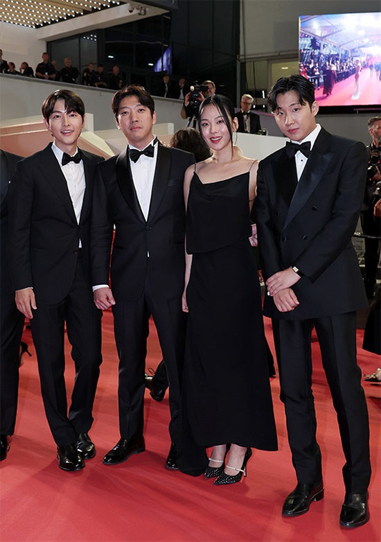 '화란' 송중기 "모든 스태프, 배우들에 감사" 엔딩 크레딧 올라가기도 …