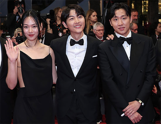'화란' 송중기 "모든 스태프, 배우들에 감사" 엔딩 크레딧 올라가기도 …