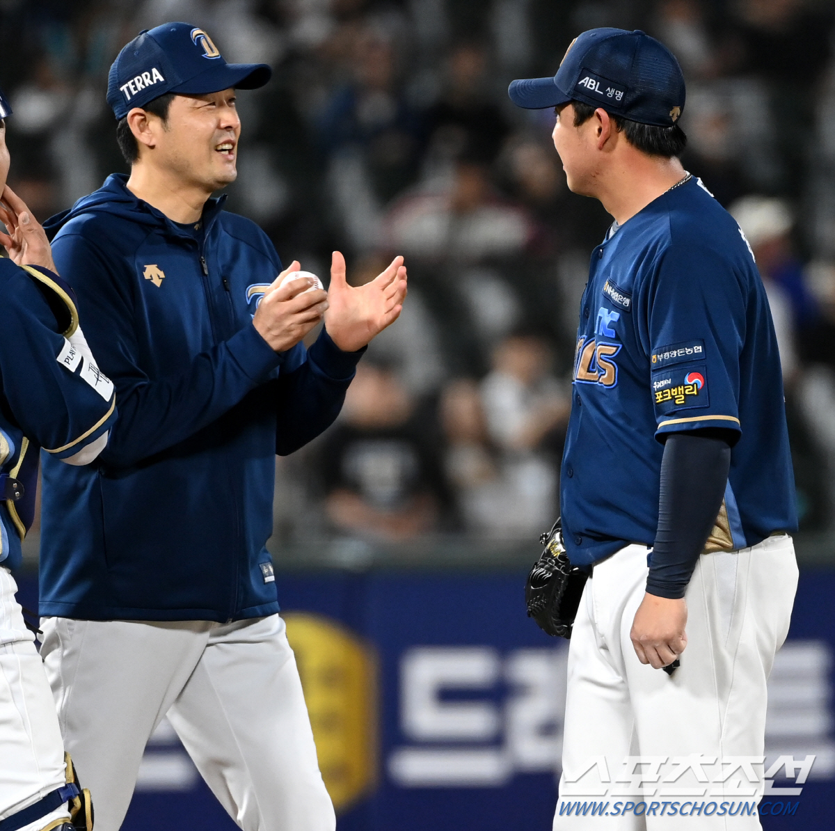 머리 쓰다듬는 코치, 그저 얼떨떨한 투수…연패 탈출 이끈 예비역 좌완 '…