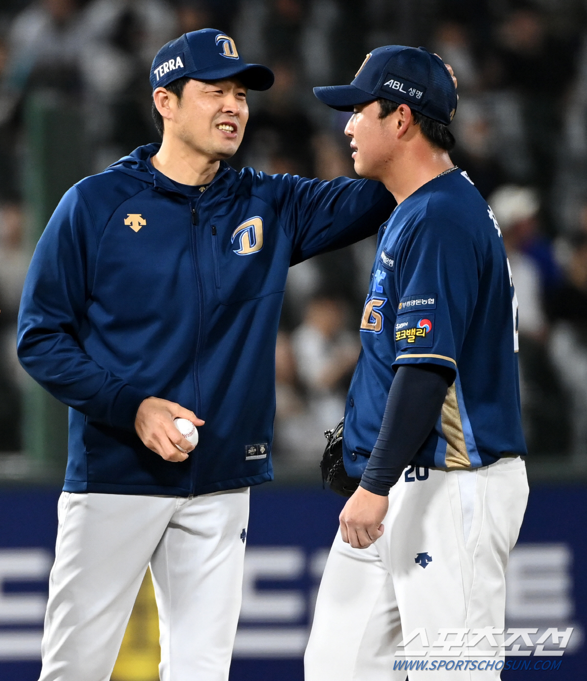 머리 쓰다듬는 코치, 그저 얼떨떨한 투수…연패 탈출 이끈 예비역 좌완 '…