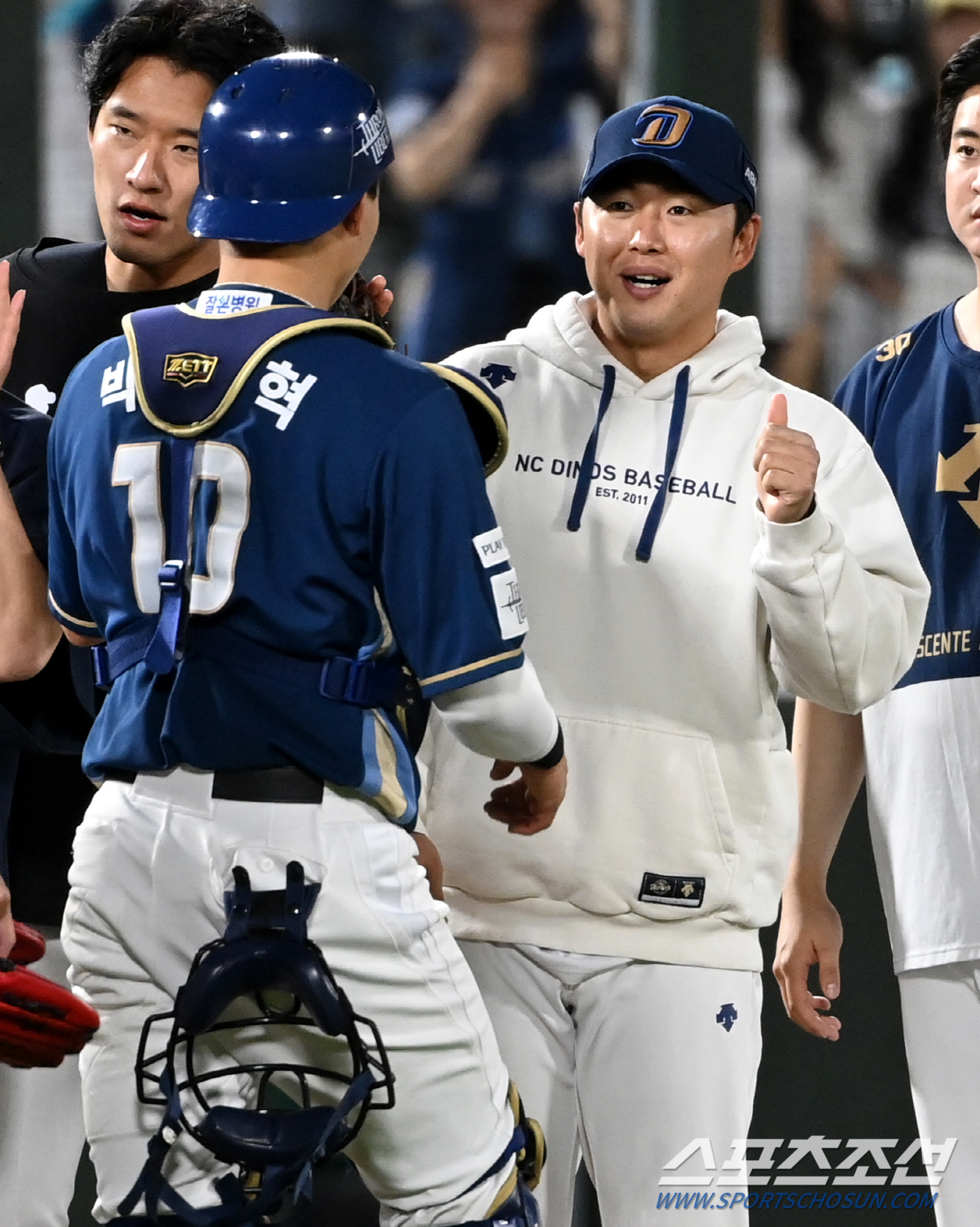 머리 쓰다듬는 코치, 그저 얼떨떨한 투수…연패 탈출 이끈 예비역 좌완 '…