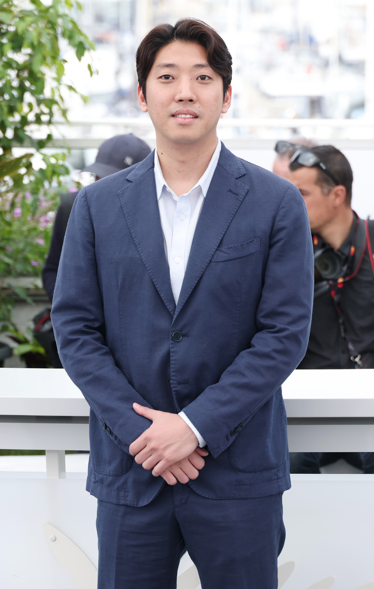왼손가락에 빛나는 결혼반지..송중기 '화란' 칸 달군 포토콜
