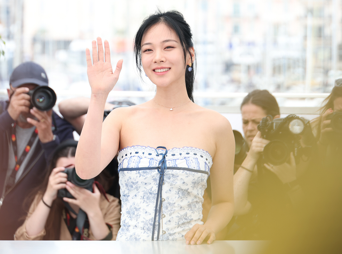 왼손가락에 빛나는 결혼반지..송중기 '화란' 칸 달군 포토콜