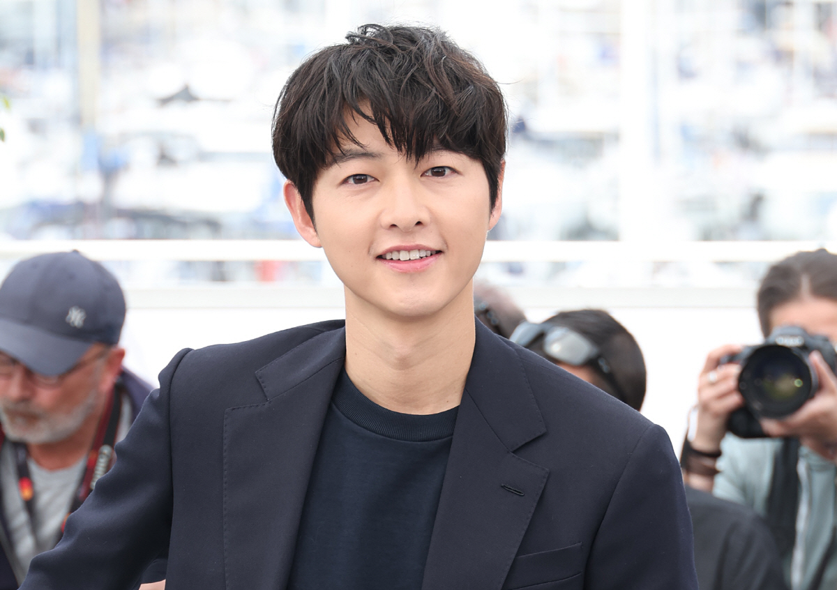 왼손가락에 빛나는 결혼반지..송중기 '화란' 칸 달군 포토콜