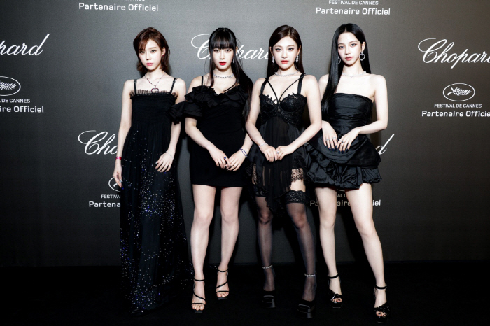에스파, 칸 영화제 홀린 최초의 K팝 스타…'16억 목걸이'와 함께 반짝